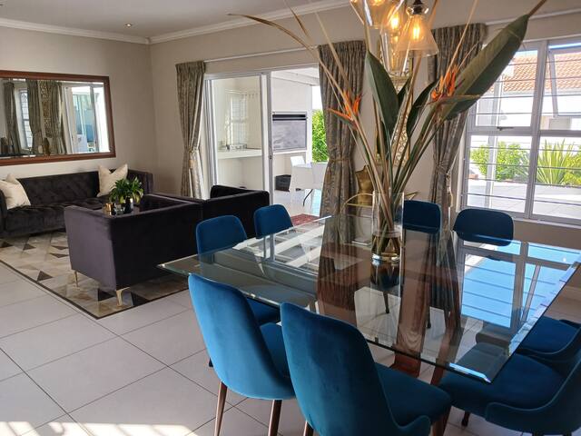 Elegant & Modern Home near Winelands gallery image 3