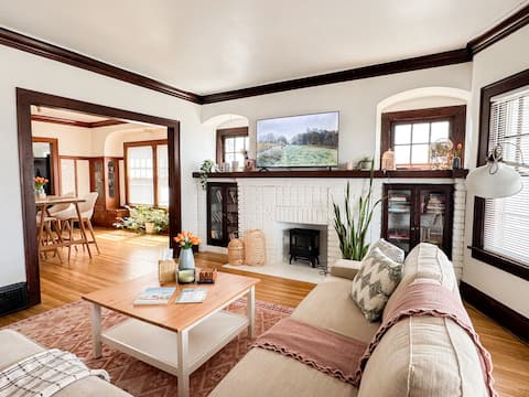 Look no further in Lakewood! 2bed 1bath Central AC