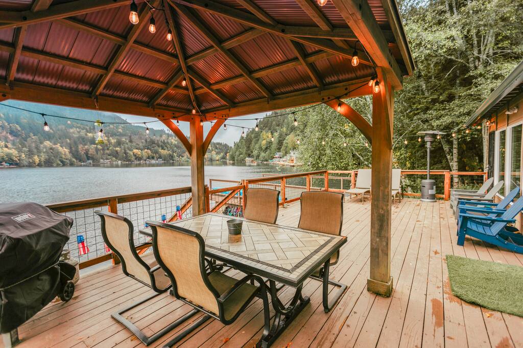 Riffle’s Lakeside Cabin- Mountain Views, Fireplace