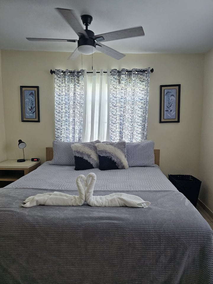 ห้อง #2 เป็นห้องนอนใหญ่  นับพร้อมเครื่องปรับอากาศทีวีพัดลมเพดานห้องน้ำส่วนตัวตู้เสื้อผ้าแบบเดินได้ซึ่งมีไม้แขวนเสื้อเครื่องเป่าผมเตารีดและโต๊ะและเตียงเด็กอ่อนสำหรับเด็กเล็ก 