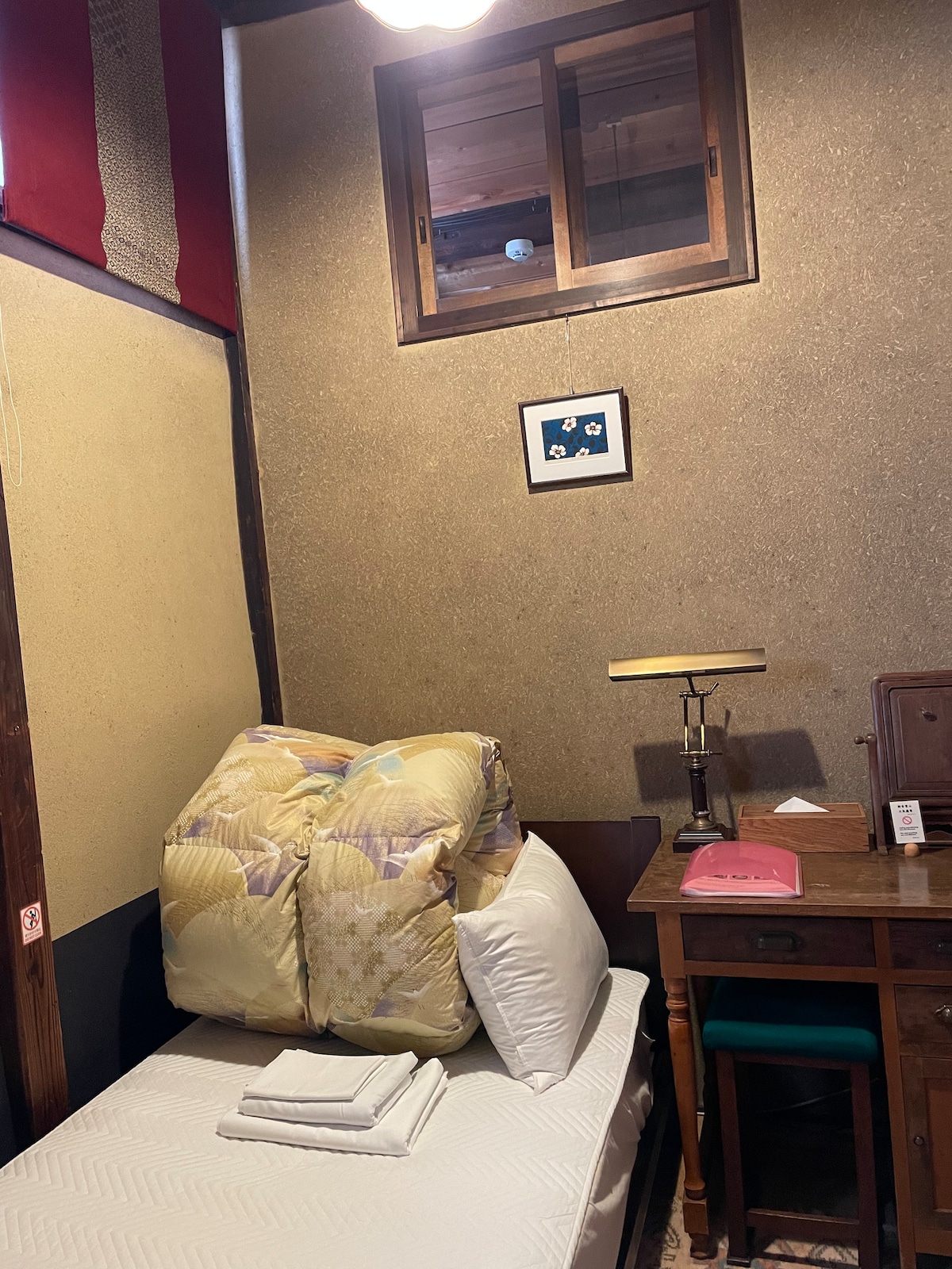 静かに過ごしたい人のためのゲストハウス・洋室(ベッド)1人部屋 / 登録