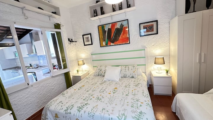 Dhomë gjumi me 2 krevate tek 90×190 dhe një divan-krevat 80×190. Dhomë gjumi me 2 krevate tek 90x190 cm dhe një divan-krevat 80x190 cm. Dhomë gjumi me 2 krevate tek 90×190 dhe një divan-krevat 80×190.