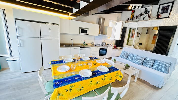 Dhomë ngrënieje për 6 persona. SMART TV. Dhomë ngrënieje për 6 persona. SMART TV. Dhomë ngrënieje për 6 persona. SMART TV.