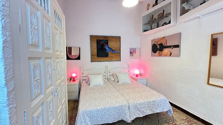 Dhomë gjumi me 2 krevate tekë 90x190 cm dhe një divan-krevat 80x190 cm. Dhomë gjumi me 2 krevate 90×190 dhe një divan-krevat 80×190.