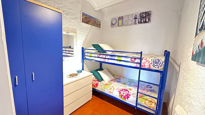 Dhomë gjumi me krevate dykatësh: 2 krevate 90 x 190. Dhomë gjumi me krevate dykatësh: 2 krevate 90×190 cm. Dhomë gjumi me krevate dykatësh: 2 krevate 90×190.