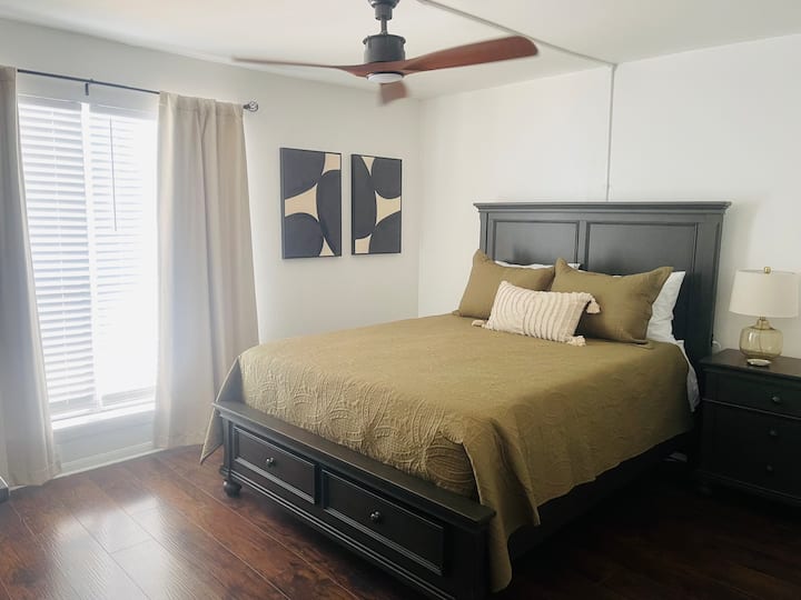 Კომფორტული საწოლი Queen სასტუმროს თეთრეულით