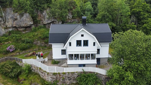 Large turn-of-the-century house with 12 beds, sea view.