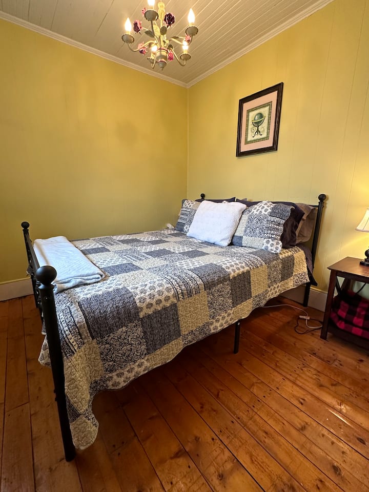 Queen bedroom on the main floor, featuring a brand new 10.5" deep hybrid memory foam and spring mattress (medium support) for a good night's sleep, complete with a couple of bedside lamps for nighttime reading.