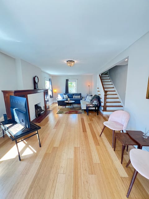 Top performing Airbnb: Cozy Family Home with Garage/6 Min From Downtown! in Livingston Avenue Area