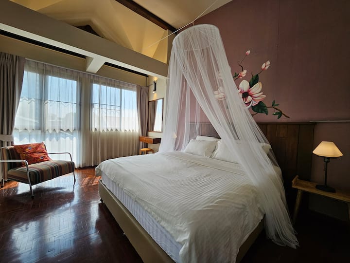 Ჩვენი მთავარი საძინებელი მაია წითლის ზედა სართულზე. 