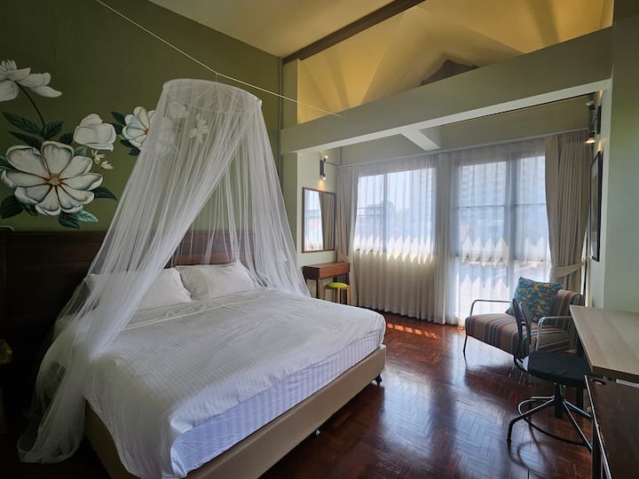 Ჩვენი მთავარი საძინებელი მაია გრინის ზედა სართულზე. Კოღოს ბადე ხელმისაწვდომია !