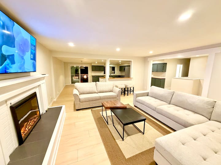 Ultimate Oasis-waterpark, Fifa!, Zoo & Huge Yard - Aldergrove