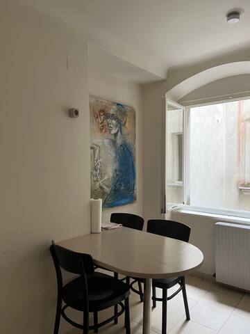 Stylish 4th-Floor Apartment in Vienna’s Heart gallery image 5