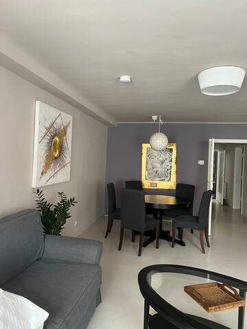 Stylish 4th-Floor Apartment in Vienna’s Heart gallery image 2