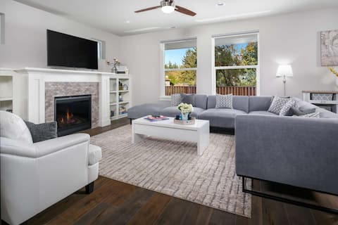 Open Floor Plan, Ping Pong, 20 Min to Portland