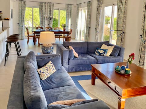 Top performing Airbnb: Villa Azul - A Blue Dream in União Das Freguesias De Estômbar E Parchal