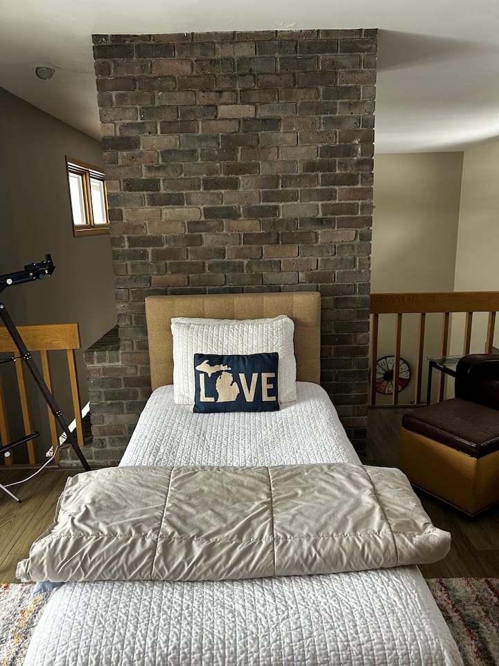 سرير مزدوج في منطقة علوية