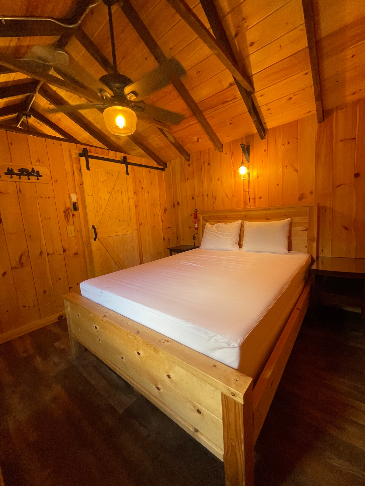 Pusho i qetë në dhomën kryesore të gjumit të qetë, me një krevat të rehatshëm me madhësi dopio "queen" dhe derë me rrëshqitje rustike. Ne nuk ofrojmë shtroja krevati nëse nuk kërkohet, kërko informacion.