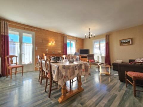 Successful Airbnb property: Apartment in the heart of the village of Les Rousses. in Les Rousses