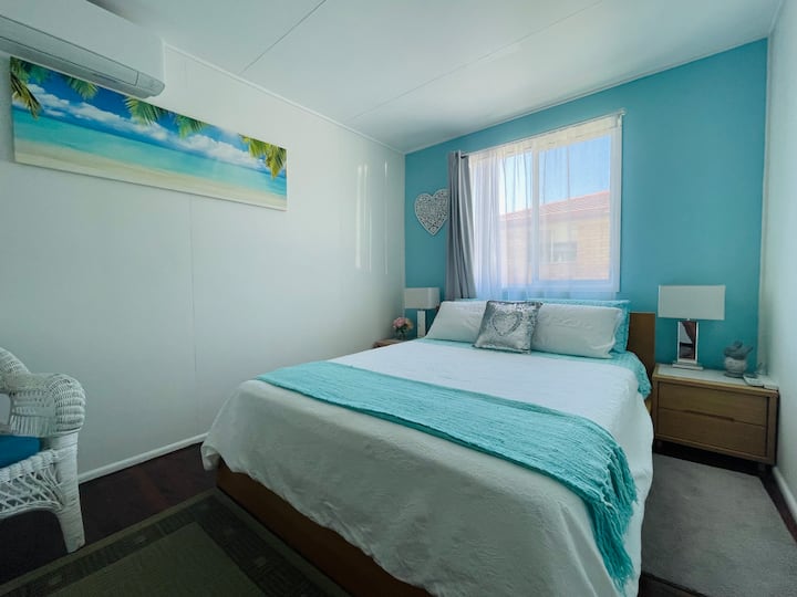 מיטת קווין בחדר אקווה