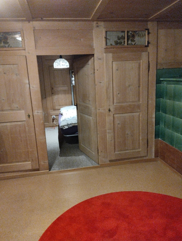 l'accesso a questa camera avviene attraverso la camera della stufa in maiolica. 
nella stanza c'è un posto letto per 3 persone, così come un armadio