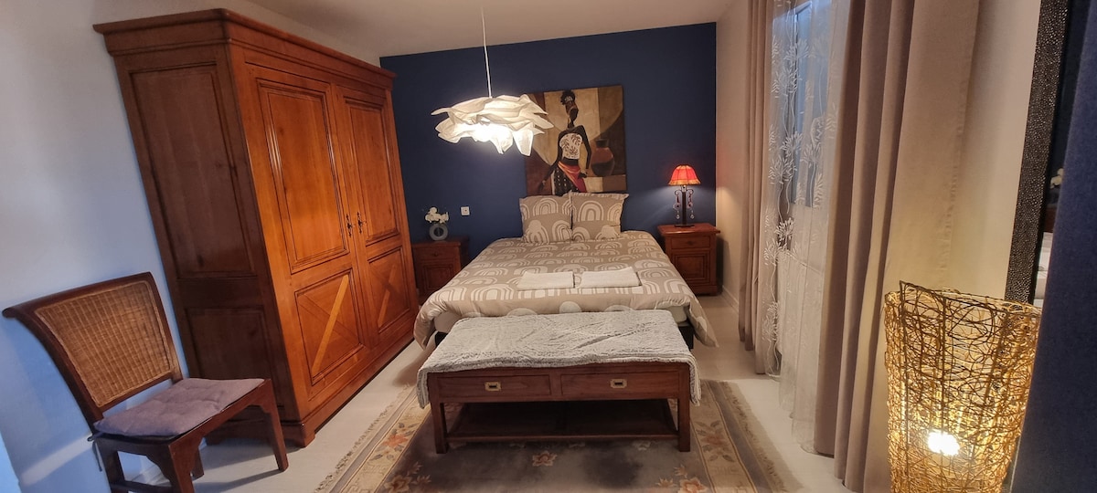 Glavni apartman, bračni krevet (160×200) s kupaonicom