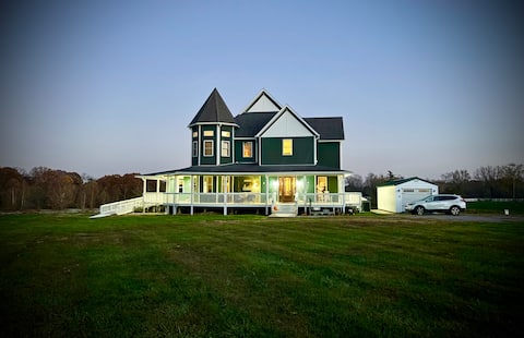 Sleeps 16! 7 Bedrooms! 8 Bathrooms! 8 Beds!