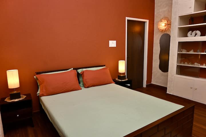 Opustite se u ovom utočištu u nijansama terakote, gdje topla rasvjeta i zemljani tonovi stvaraju osjećaj smirenosti. Bračni krevet osigurava miran san, dok artefakti, od kojih su neki stari više od 90 godina, nude šarmantnu prisjećanje na staru kuću