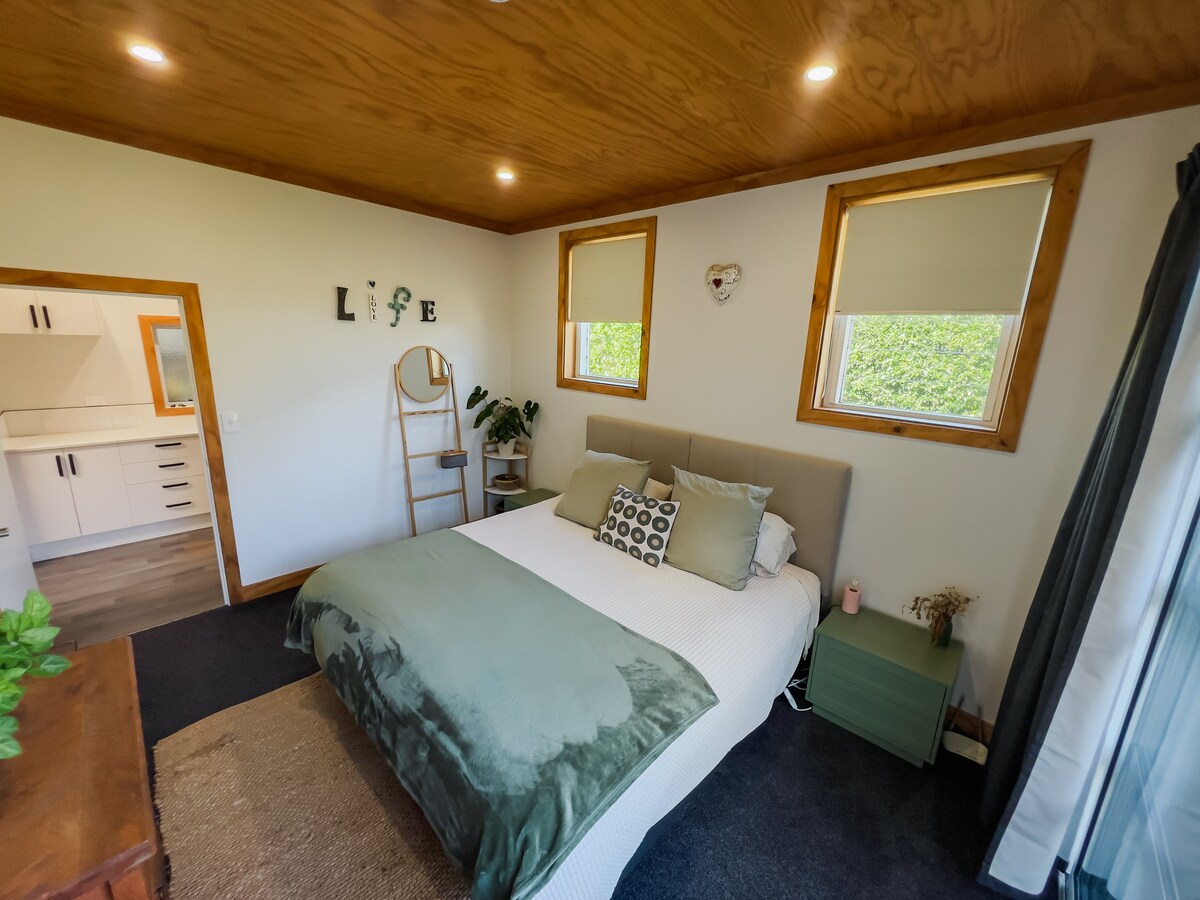 Chumba kikuu cha kulala kilicho na kitanda na televisheni aina ya super king 