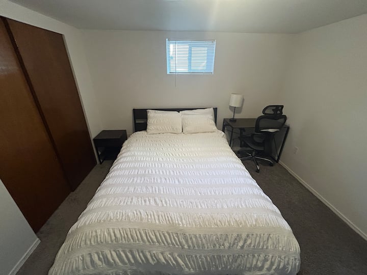 Bureau dans la chambre 