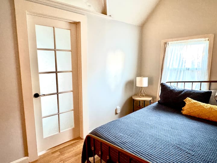 Frosted glazen deur scheidt slaapkamers en gasten in de kleinere slaapkamer toegang badkamer via de grote slaapkamer. 