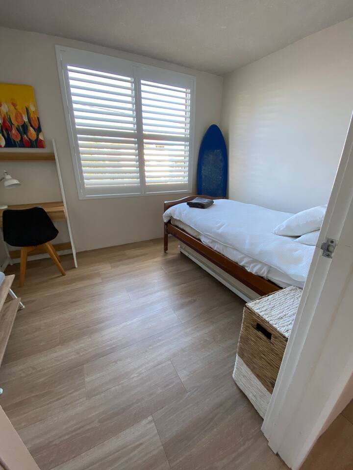 Дъска за сърф Gromy, бюро и въртележка за четвърти гост