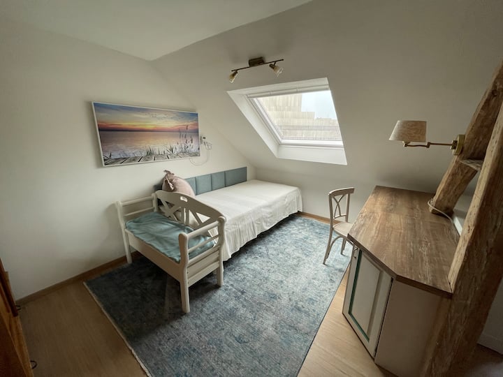 Krevat i rehatshëm (1mx2m) me dyshek të mirë 