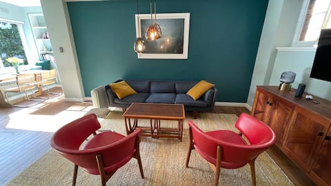 Popular Airbnb listing: Sun drenched Art Deco apart with pool and garden in Elizabeth Bay