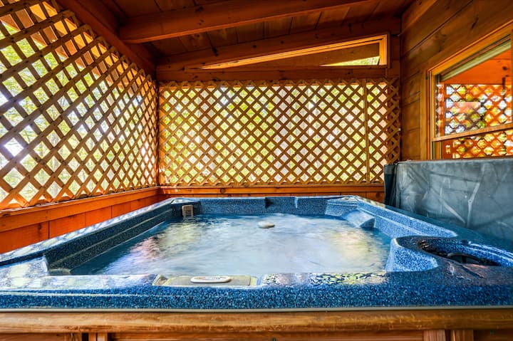 Romantic Secluded Smokies Cabin W/ Hot Tub, Arcade & Free Attraction Tickets! - Gatlinburg, TN