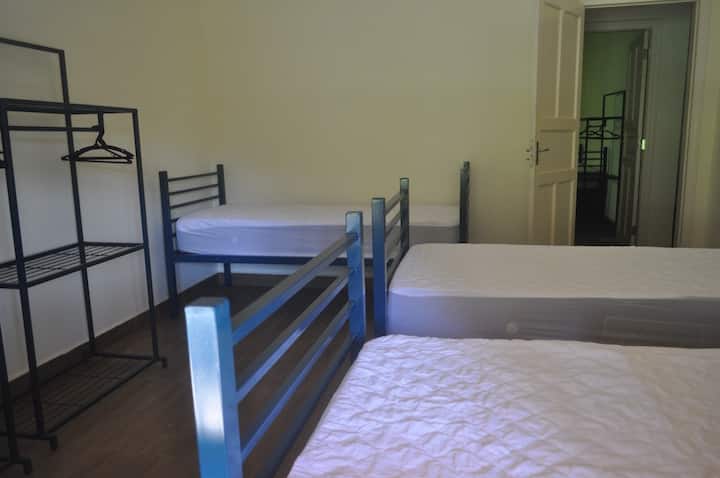 3 מיטות יחיד ו-2 מתלים לבגדים