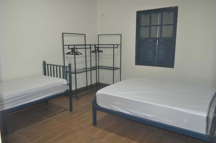 סוויטה עם מיטה זוגית אחת ומיטת יחיד אחת ו-2 מתלים בגדים