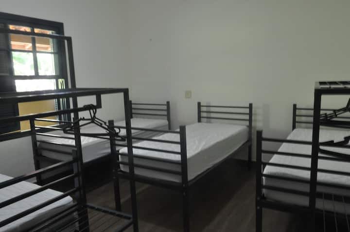 4 מיטות יחיד ו-2 מתלים בגדים