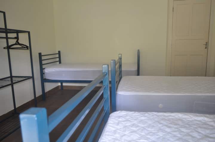 סוויטה עם 3 מיטות יחיד ו-2 מתלים בגדים