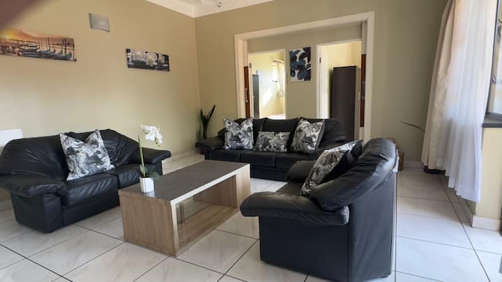 Spacious 3 Bedroom Garden Suite In Houghton - Johannesburg