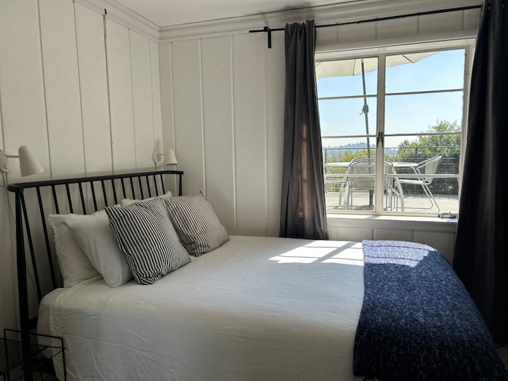 ¡Cama tamaño queen con vistas a la ciudad!