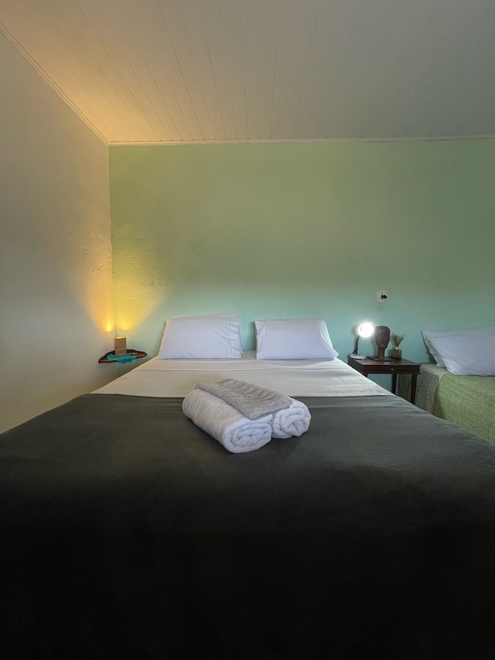 Cama tamaño queen elogiada por los huéspedes. Comprueba si tu tarifa diaria incluye ropa de cama. Gracias. 