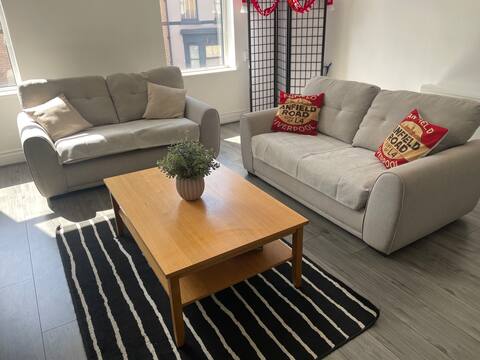 Successful Airbnb property: Flat above Anfield Cafe Breakfast included in Anfield