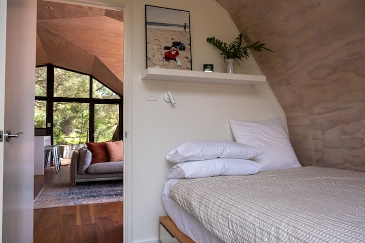 Nuestra recámara secundaria tiene una cama doble y vistas a la terraza envolvente y a la vegetación exterior. Ambas habitaciones están equipadas con una unidad de calefacción y refrigeración de ciclo dividido.