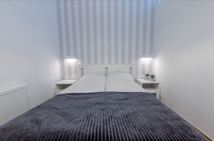 El dormitorio ofrece un refugio sereno con una cómoda cama doble.