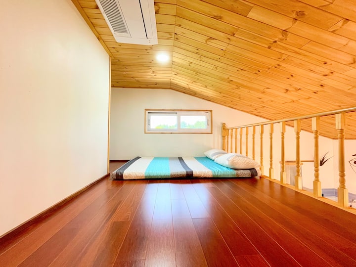 È un loft, quindi i bambini lo adorano. 
La gioventù ci chiede anche di scuotere le forbici per prima cosa.
Regola calorosamente il pavimento della stanza a tuo piacimento e usalo. 