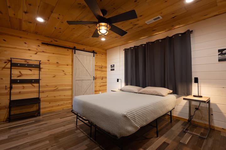 主卧套房设有相连的主浴室，洗衣房设有洗衣房。