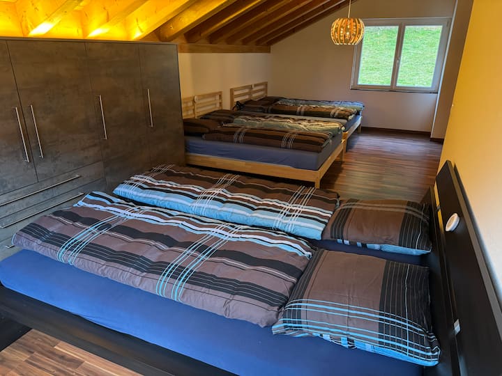 ثلاثة أسرّة لستة أشخاص