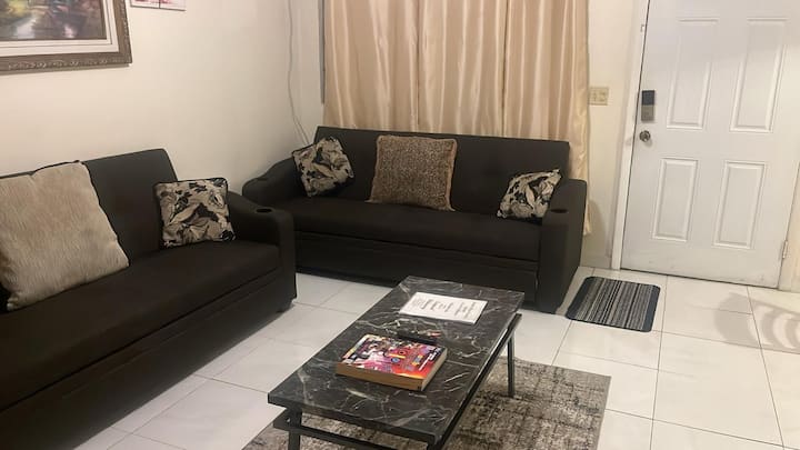 Sebule ina vifaa viwili vya kulala vya futoni vinavyofaa kwa wageni walio na watoto.
