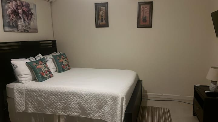 Chumba cha kulala cha ukubwa wa malkia kilicho na bafu na bafu. Chumba cha kulala pia kina kabati la kuingia lenye viango, pasi, ubao wa kupiga pasi, taulo za bwawa na mashuka ya ziada kwa ajili ya kitanda cha kulala cha futoni.